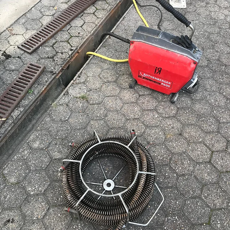 Rohrreinigungsmaschine und Spiralensatz, bereit für den Einsatz