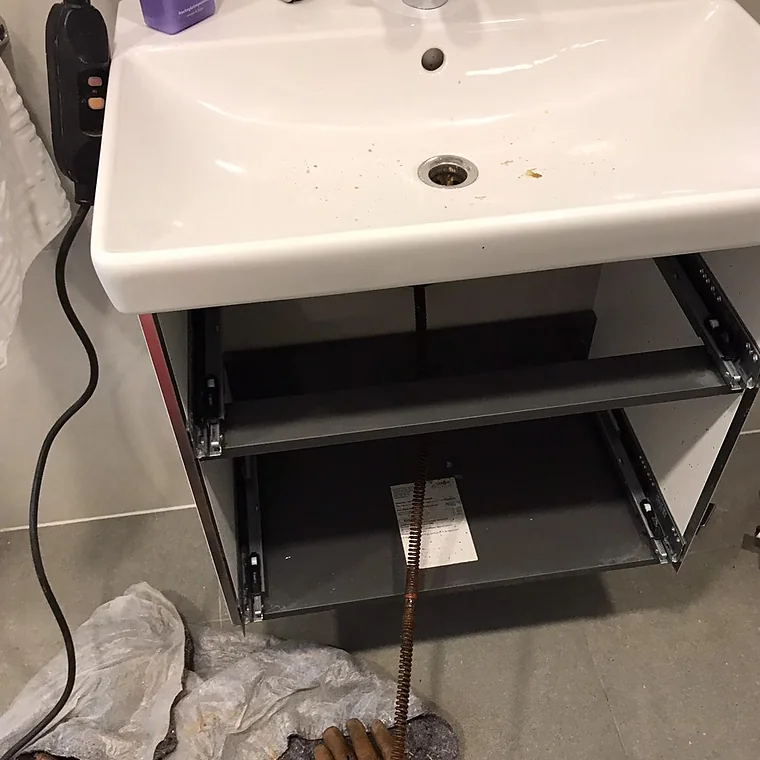 Reinigungsspirale im Abfluss eines Waschbeckens im Badezimmer