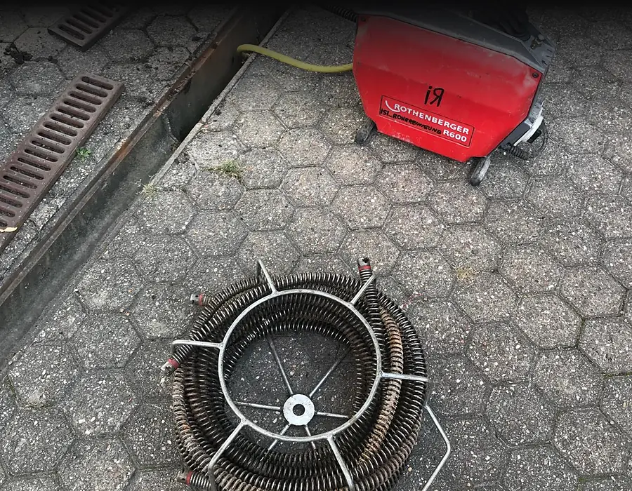 Rohrreinigungsmaschine mit Spirale am Bodenablauf einer Großküche